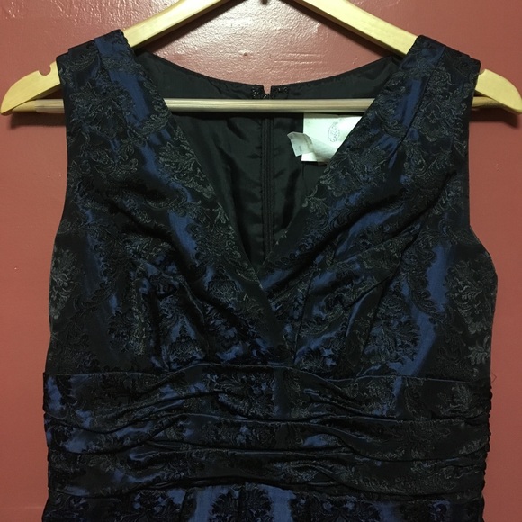 Elegant Floral Evening Dress - Picture 2 of 4